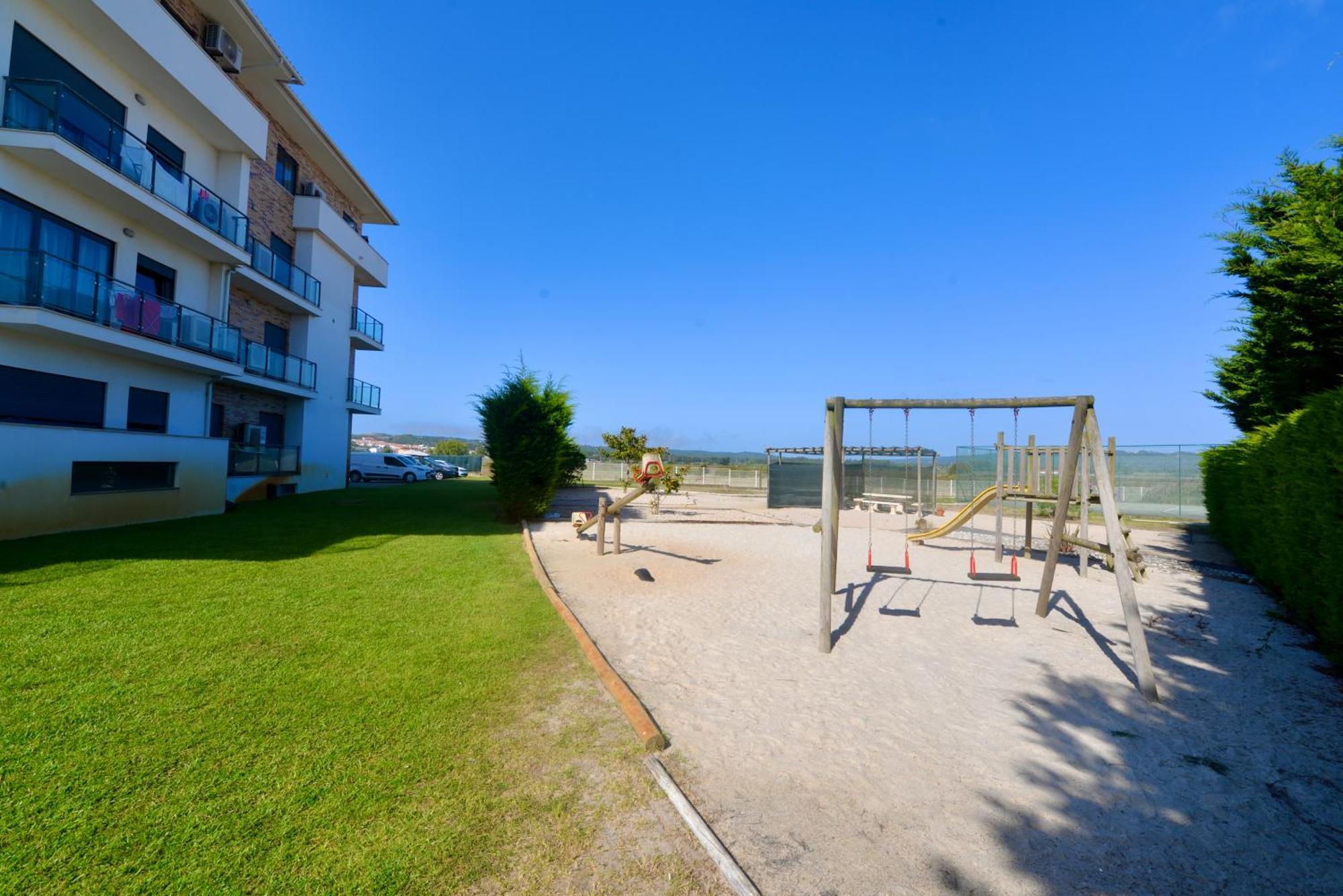 Pebble - 1 Bedroom Apartment Sleeps 5 With Pool & Tennis Court São Martinho do Porto Exteriör bild
